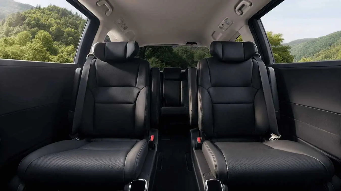 صندلی‌های چرمی مشکی خودروی هوندا اودیسه (Honda Odyssey) در کابین عقب