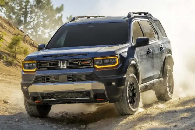 هوندا پاسپورت تریل‌اسپرت (Honda Passport TrailSport) در حال حرکت در مسیر خاکی