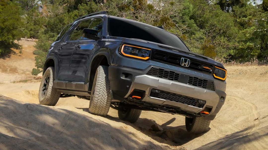 هوندا پاسپورت تریل‌اسپرت (Honda Passport TrailSport) در حال حرکت در مسیر خاکی آفرود