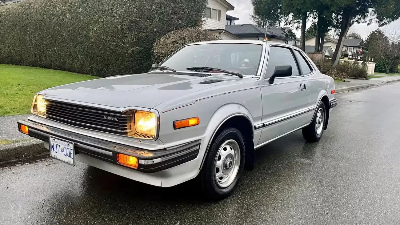 خودرو هوندا پرلود (Honda Prelude) مدل ۱۹۸۱ با رنگ نقره‌ای در خیابان