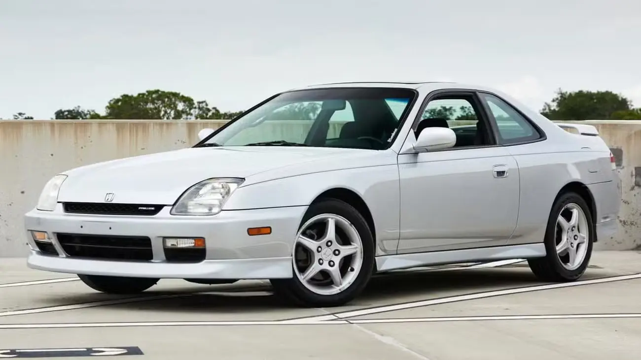 خودرو هوندا پرلود (Honda Prelude) مدل ۲۰۰۱ با رنگ نقره‌ای در فضای باز