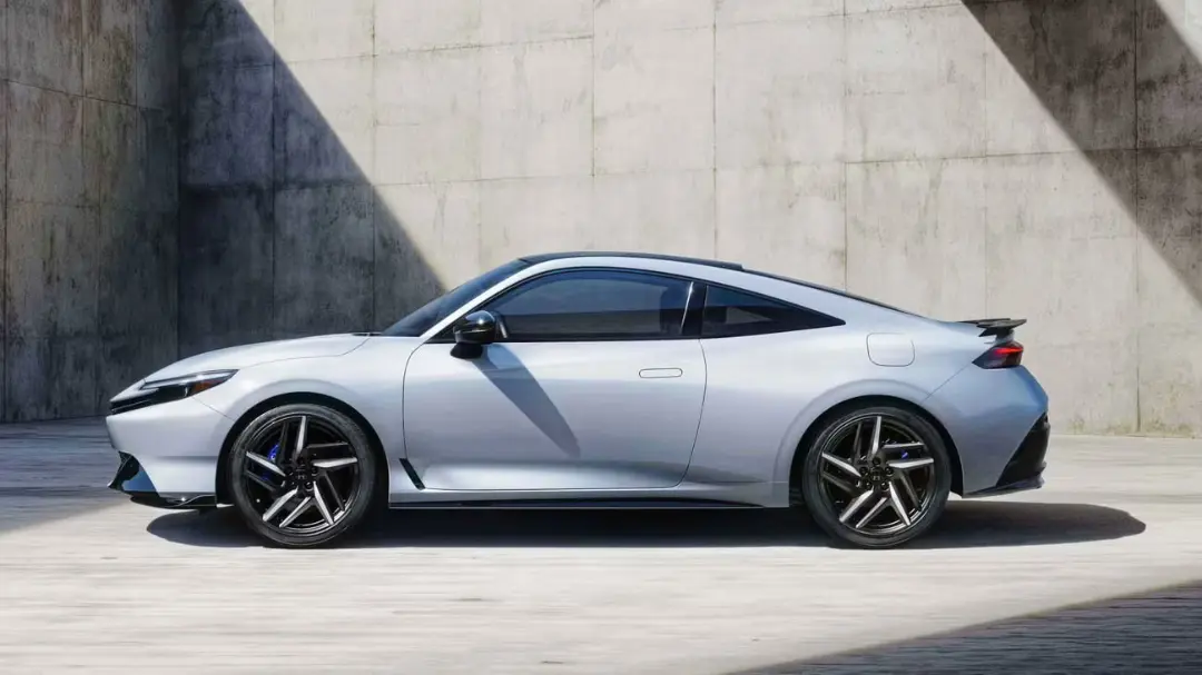 خودرو اسپرت هوندا پرلود (Honda Prelude) با رنگ نقره‌ای در نمای جانبی
