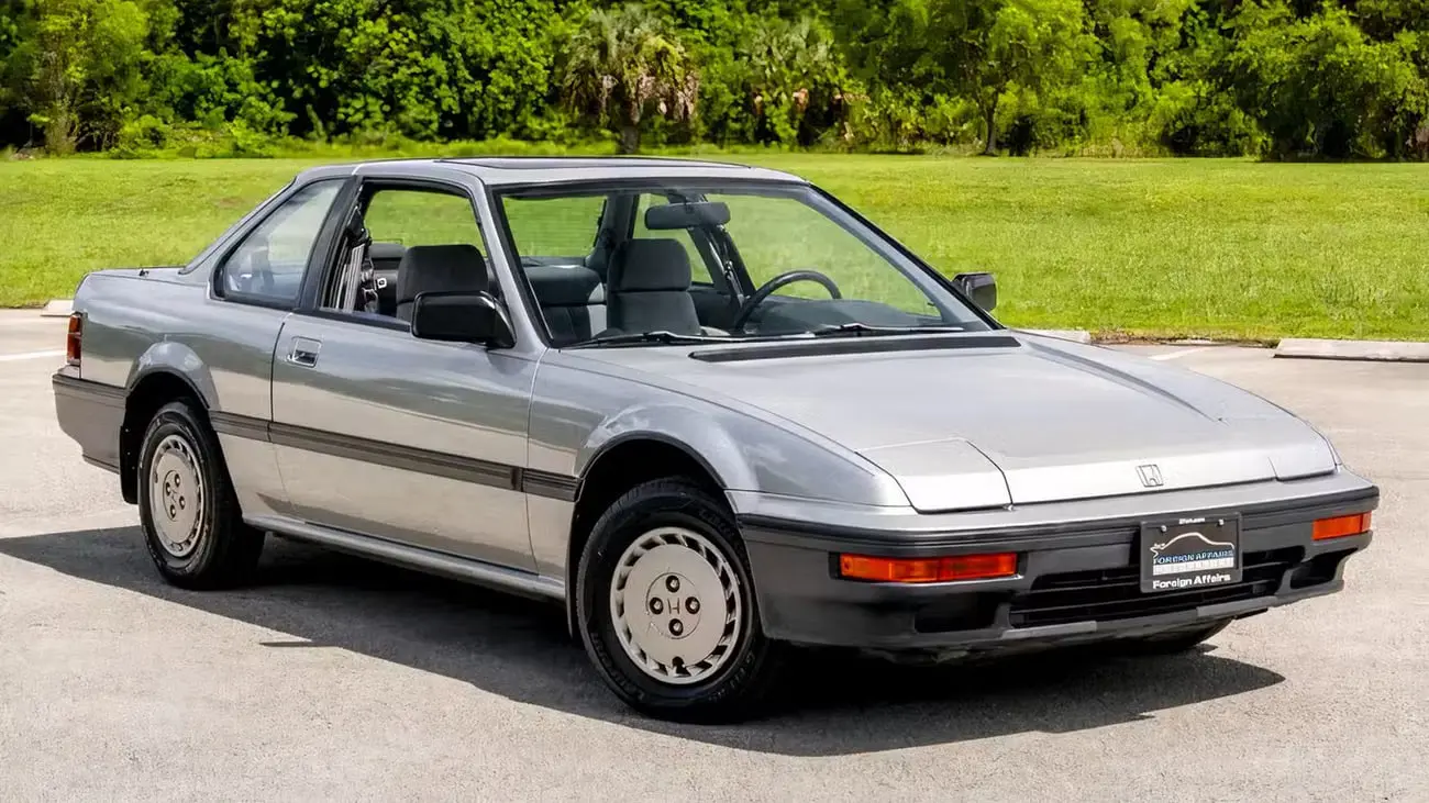 خودرو هوندا پرلود (Honda Prelude S) مدل ۱۹۸۸ با رنگ نقره‌ای در فضای باز