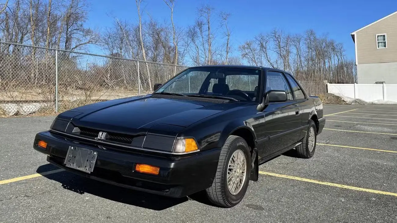 خودروی سیاه هوندا پرلود (Honda Prelude) نسل دوم در فضای باز