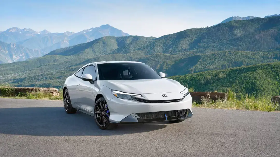 هوندا پرلود (Honda Prelude) سفید رنگ در جاده‌ای کوهستانی