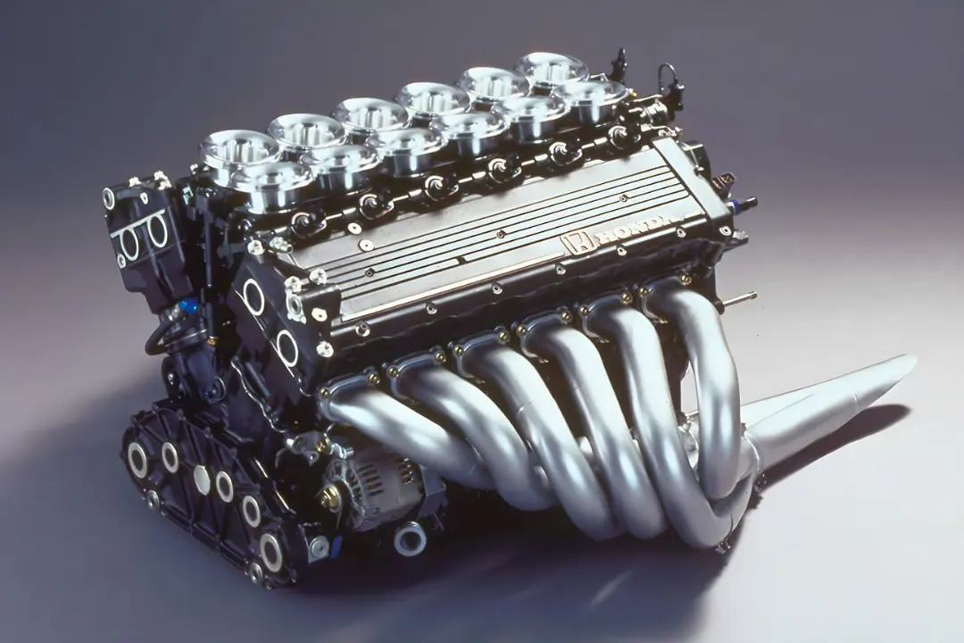 موتور V12 هوندا (Honda) RA121E با منیفولد خروجی نقره‌ای