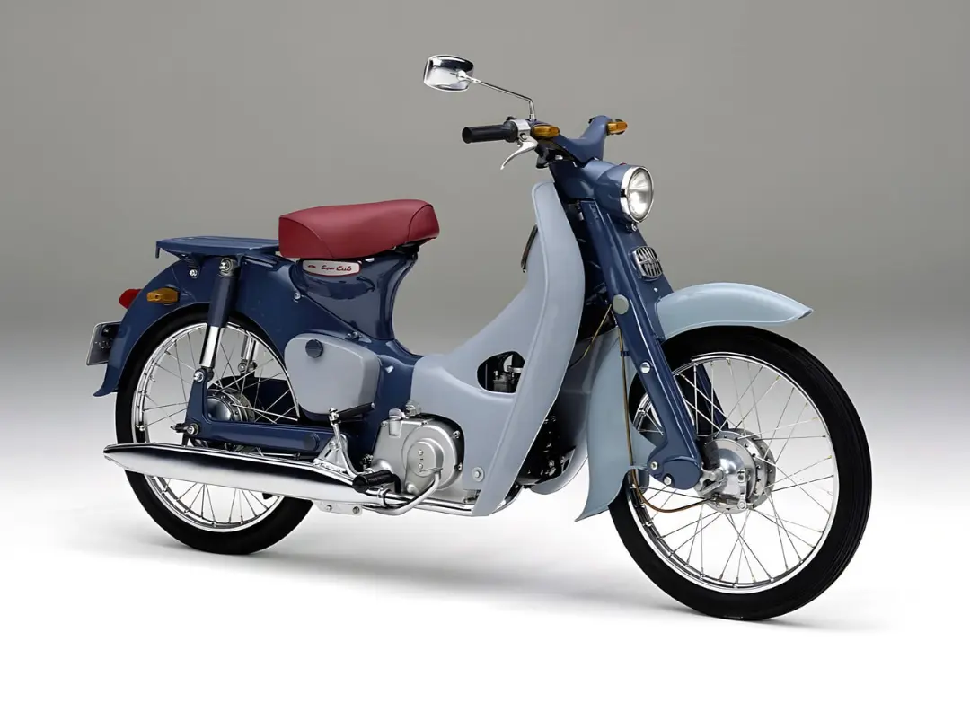 موتورسیکلت کلاسیک هوندا (Honda Super Cub) با بدنه آبی و خاکستری