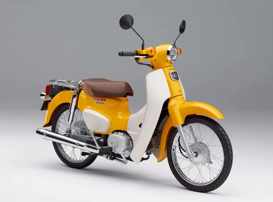 موتورسیکلت هوندا سوپ کاب (Honda Super Cub) با بدنه زرد و سفید