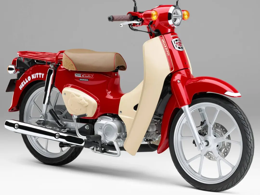 موتورسیکلت هوندا (Honda) مدل سوپر کاب با طرح هلو کیتی (Hello Kitty) قرمز و کرم