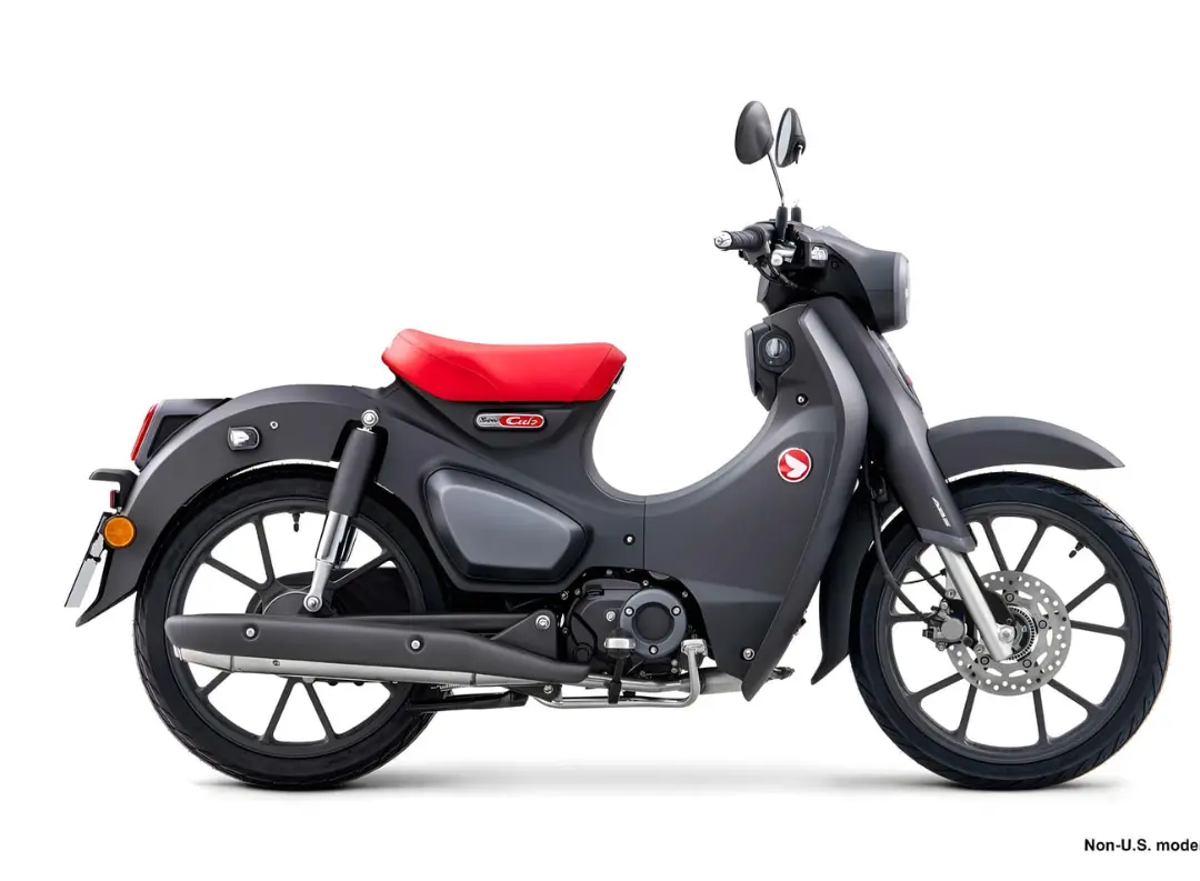 موتورسیکلت هوندا سوپر کاب (Honda Super Cub) با بدنه خاکستری و زین قرمز