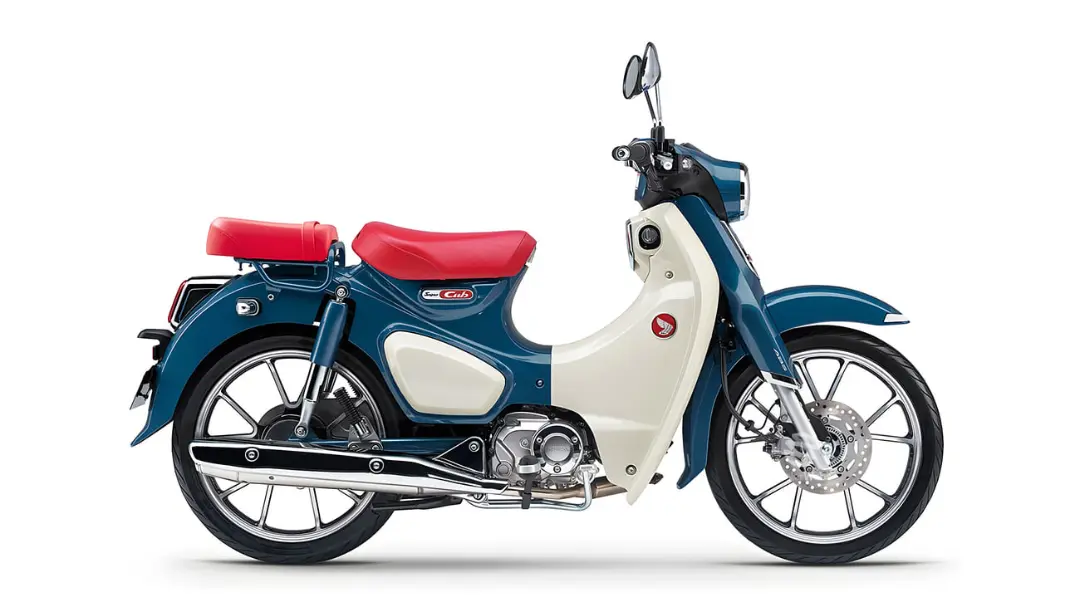 موتورسیکلت هوندا سوپر کاب (Honda Super Cub) با بدنه سفید و آبی و زین قرمز
