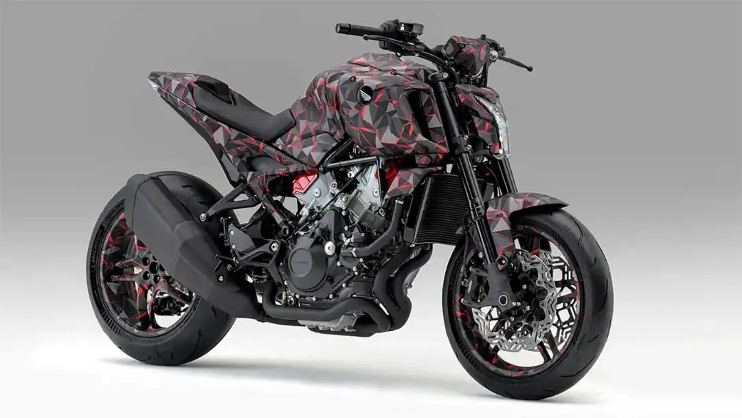 موتورسیکلت هوندا (Honda) با بدنه طرح‌دار و موتور سه سیلندر V شکل