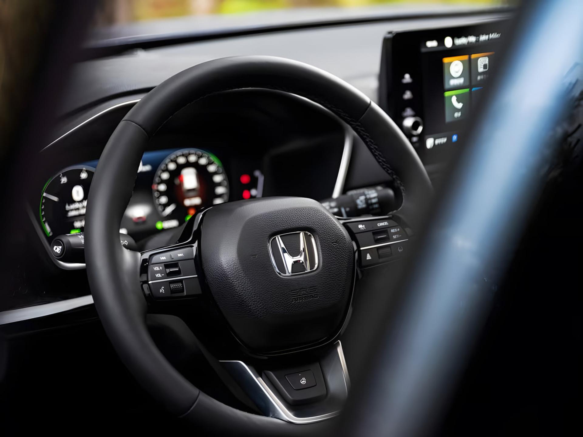 نمای داخلی و فرمان خودروی هوندا بریز (Honda Vezel) با نمایشگر دیجیتال