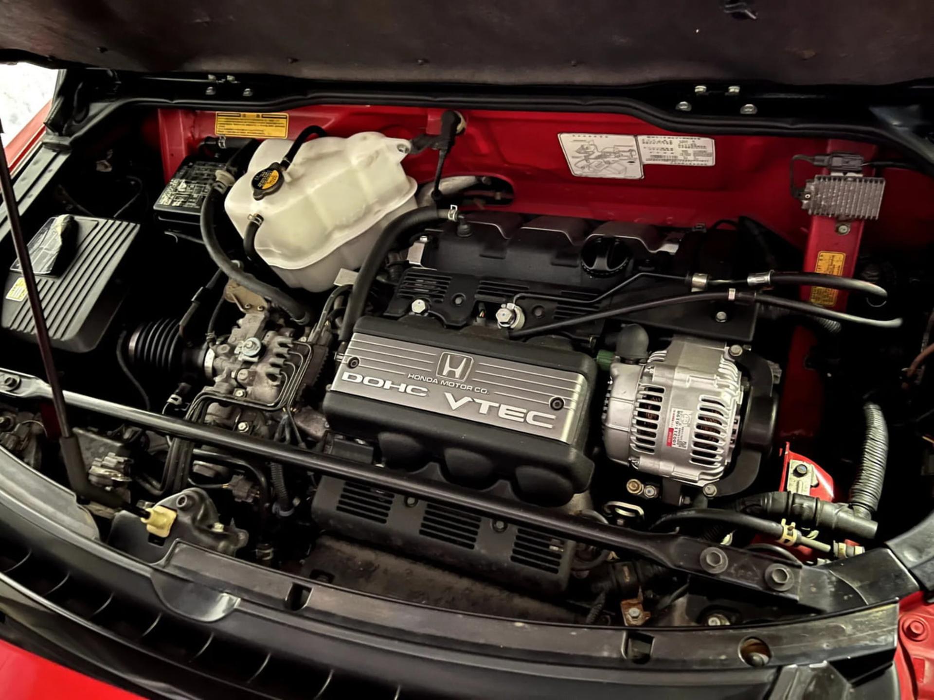 موتور خودرو هوندا (Honda) با نشان VTEC در محفظه موتور