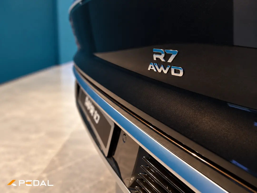 نشان R7 AWD بر بدنه سیاه خودرو هونگچی (Hongqi) HS3