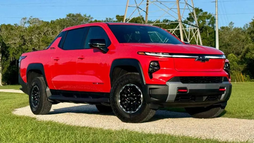 تراک قرمز شورولت سیلورادو (Chevrolet Silverado) در فضای باز
