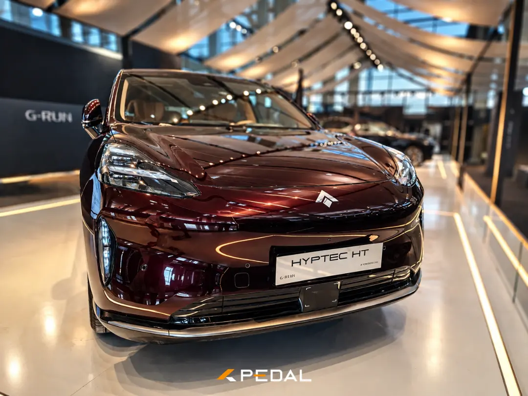 خودرو هایپتک HT (Hyptec HT) با رنگ زرشکی در نمایشگاه خودرو تهران