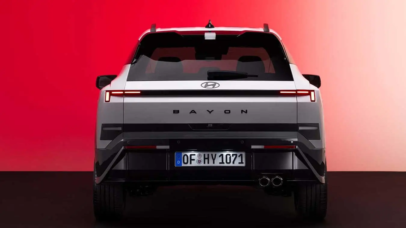 نمای عقب شاسی‌بلند هیوندای بایون (Hyundai Bayon) با طراحی مدرن و چراغ‌های خطی