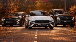 خودروهای هیوندای (Hyundai) در جاده‌ای پوشیده از برگ‌های پاییزی