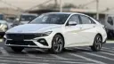 خودروی سفید هیوندای النترا (Hyundai Elantra) مدل 2026 در فضای باز