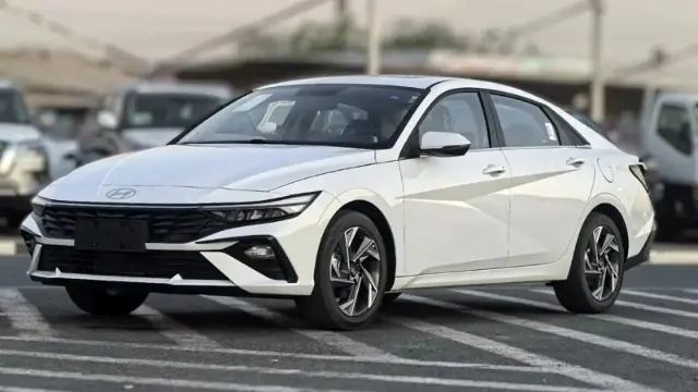 خودروی سفید هیوندای النترا (Hyundai Elantra) مدل 2026 در فضای باز
