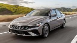 خودرو هیبرید هیوندای النترا (Hyundai Elantra) در حال حرکت در جاده