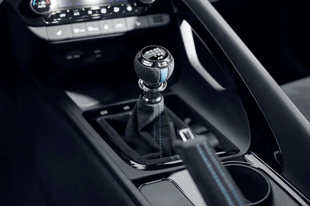 دسته دنده دستی خودروی هیوندای (Hyundai) i30 N در کابین خودرو