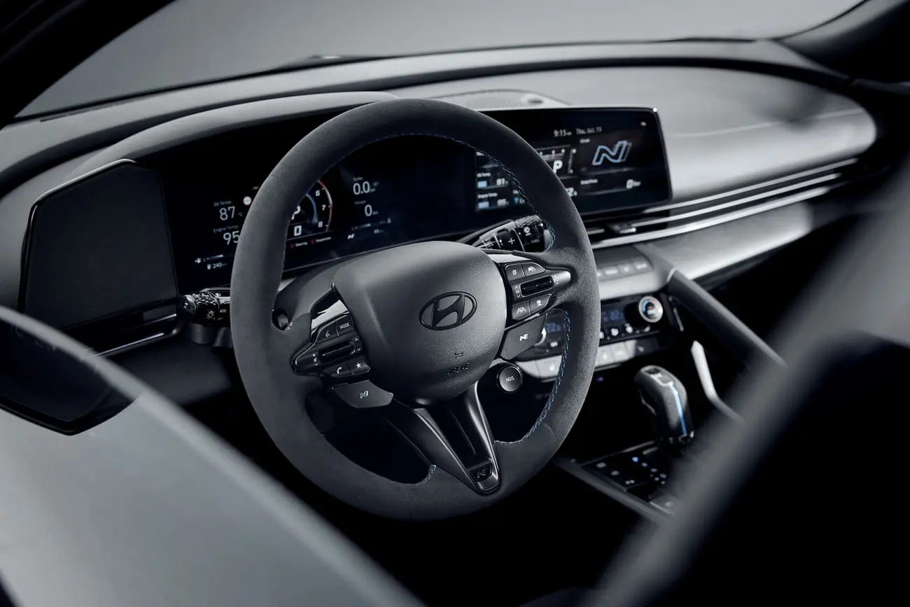 نمای داشبورد و فرمان خودروی هیوندای (Hyundai) i30 N سدان مونوکروم