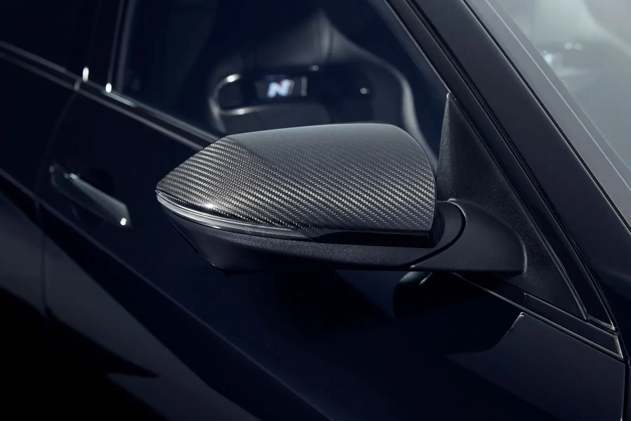 آینه جانبی با پوشش فیبر کربن (Carbon Fiber) در خودروی هیوندای i30 N (Hyundai i30 N)
