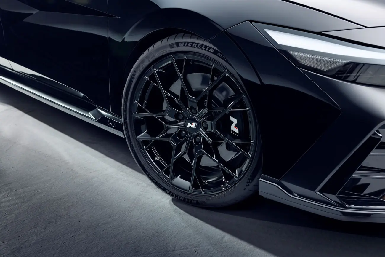 رینگ مشکی و لاستیک میشلن (Michelin) خودروی هیوندای i30 N (Hyundai i30 N) سدان