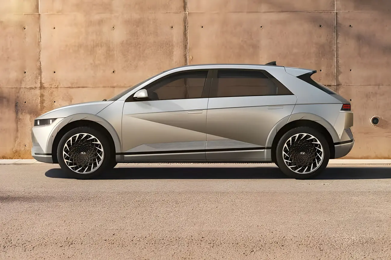 خودرو هیوندای آیونیک ۵ (Hyundai Ioniq 5) با طراحی مدرن در نمای جانبی