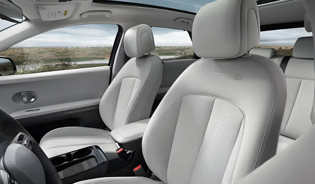 طراحی داخلی و صندلی‌های روشن خودروی هیوندای آیونیک 5 (Hyundai IONIQ 5)