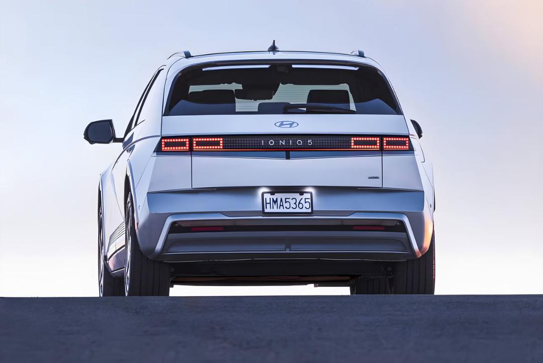 بخش عقب خودروی برقی هیوندای آیونیک 5 با چراغ‌های پیکسلی