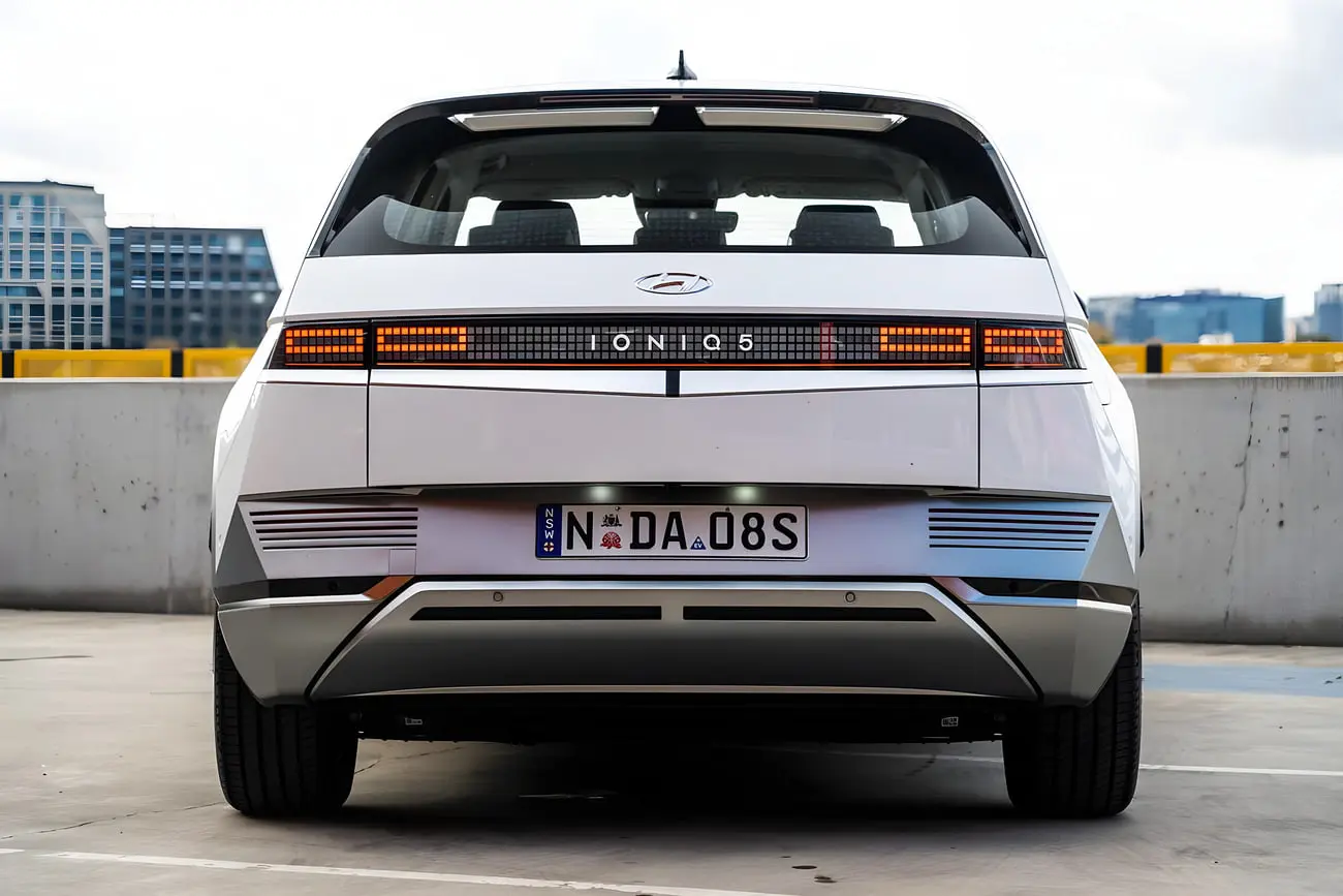 طراحی عقب خودروی هیوندای آیونیک ۵ (Hyundai Ioniq 5) با چراغ‌های افقی