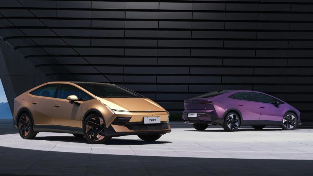 خودروهای برقی هیوندای آیونیک (Hyundai Ioniq) با رنگ‌های طلایی و بنفش در فضای باز