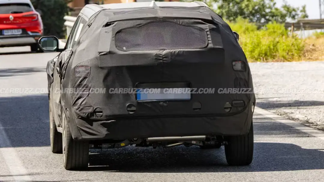 خودروی هیوندای کونا (Hyundai Kona) با پوشش محافظ سیاه در حال حرکت