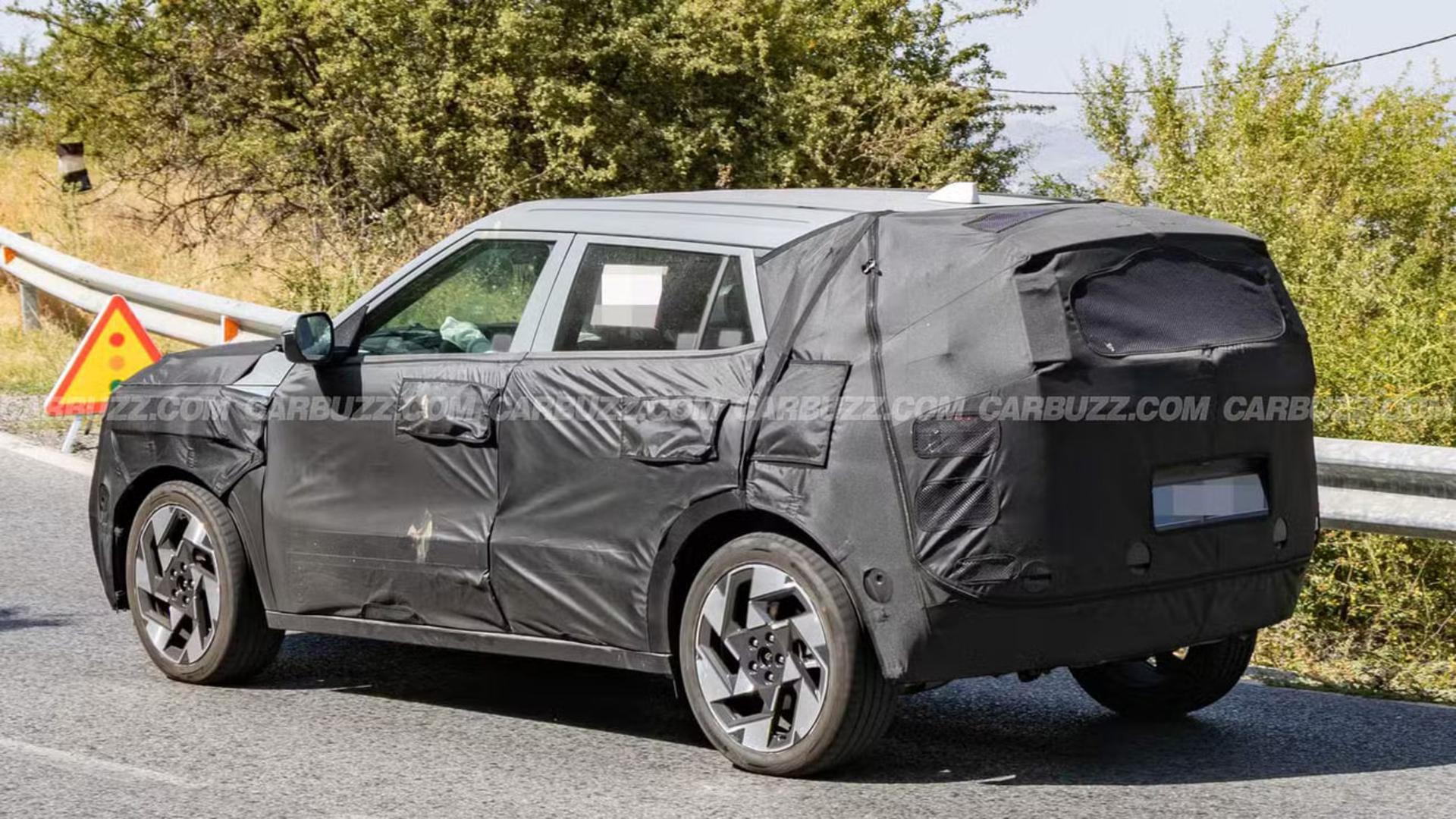 خودروی هیوندای کونا (Hyundai Kona) با پوشش مشکی برای تست‌های مخفیانه