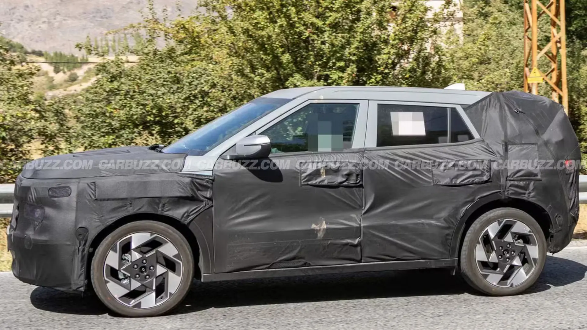 خودروی هیوندای کونا (Hyundai Kona) با پوشش سیاه برای تست‌های مخفیانه