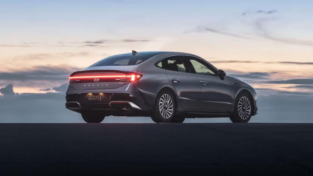 خودرو هیوندای سوناتا (Hyundai Sonata) خاکستری در هنگام غروب خورشید