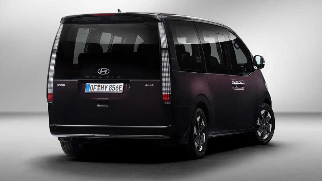 نمای عقب خودروی هیوندای استاریا (Hyundai Staria) برقی با طراحی مدرن