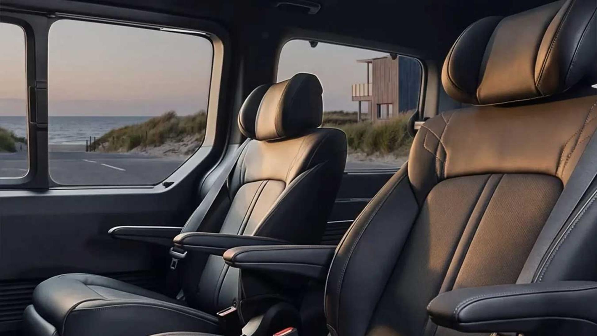 صندلی‌های چرمی و فضای داخلی ون برقی هیوندای استاریا (Hyundai Staria)