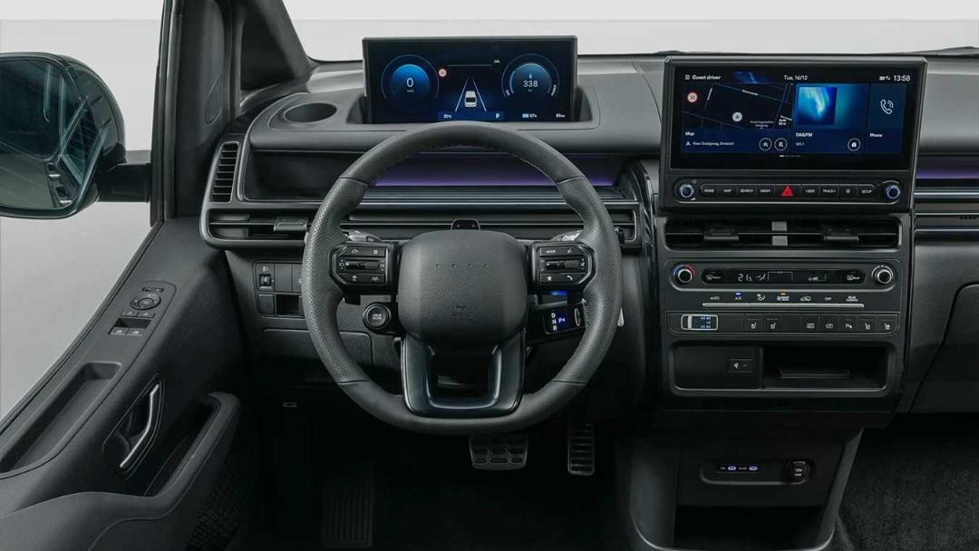 داشبورد و فرمان خودروی هیوندای استاریا (Hyundai Staria) با نمایشگرهای دیجیتال