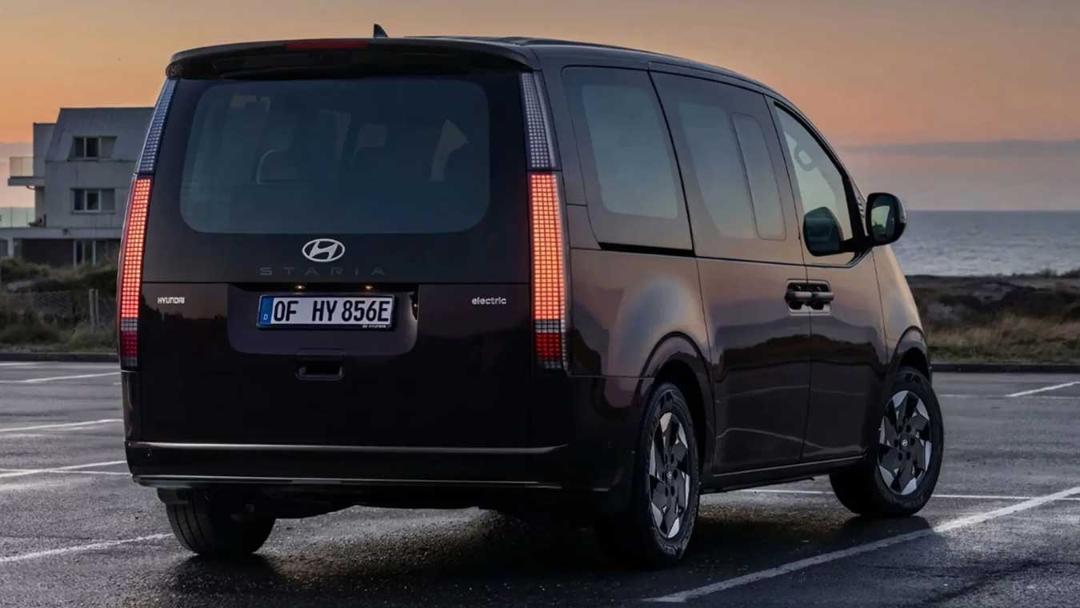 نمای عقب خودروی هیوندای استاریا (Hyundai Staria) برقی در فضای باز
