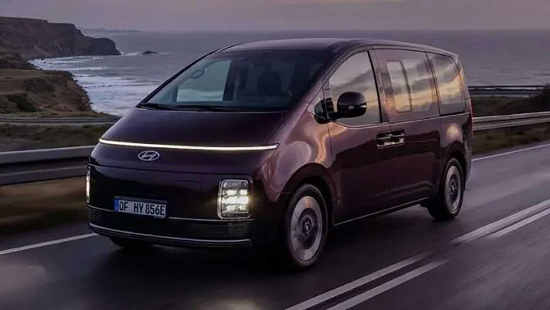 ون برقی هیوندای استاریا (Hyundai Staria) در حال حرکت در جاده ساحلی