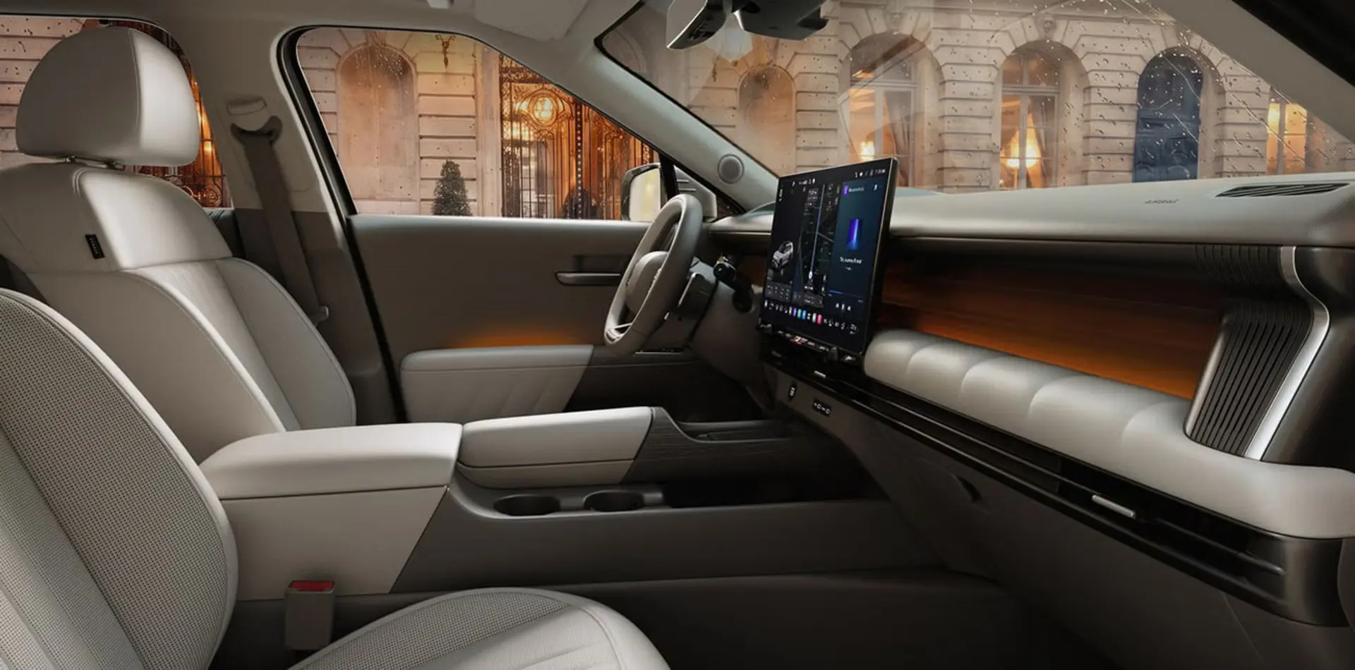 کابین خودروی هیوندای توسان (Hyundai Tucson) با صندلی‌های چرمی روشن و نمایشگر دیجیتال بزرگ