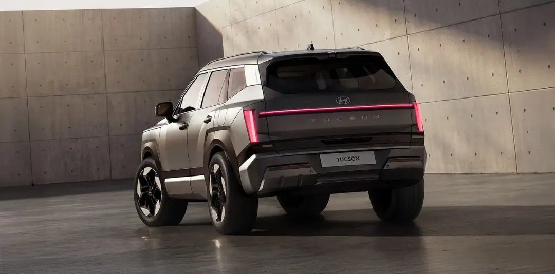 نمای عقب خودروی هیوندای توسان (Hyundai Tucson) مدل ۲۰۲۷ در فضای مدرن