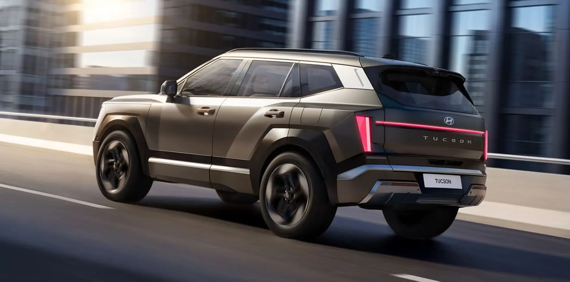 خودرو هیوندای توسان (Hyundai Tucson) مدل ۲۰۲۷ در حال حرکت در خیابان شهری