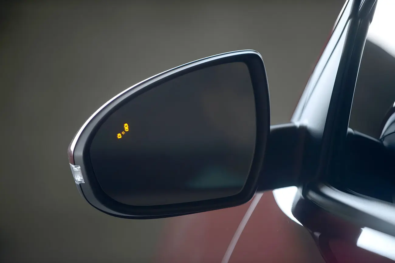 نمایشگر نقطه کور (Blind Spot Monitor) در آینه بغل خودروی هیوندای توسان