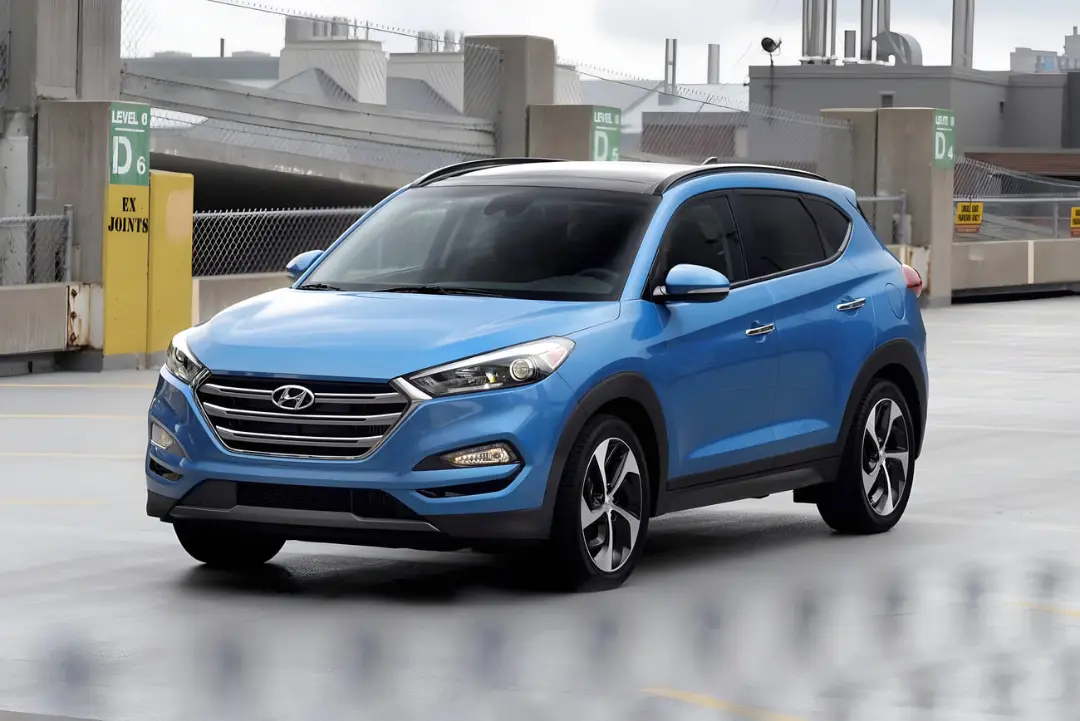 خودرو کراس‌اوور هیوندای توسان (Hyundai Tucson) آبی رنگ در فضای باز