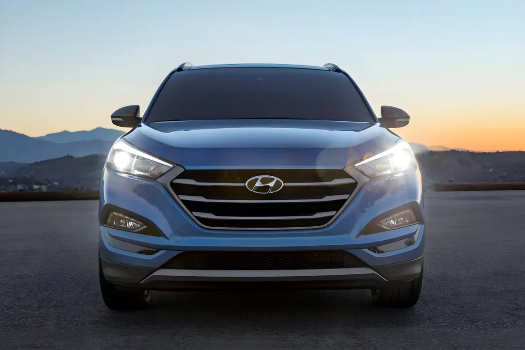 خودرو هیوندای توسان (Hyundai Tucson) آبی رنگ در مقابل منظره کوهستانی